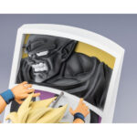 SUPER SAIYAN SON GOKU TRAIL OF BATTLES DRAGON BALL Z FIGURTS ZERO. En Dragon Ball Z, Son Goku representa la búsqueda incesante de la fuerza y el equilibrio frente a enemigos cada vez más poderosos. Esta figura captura la esencia misma de su viaje: batallas icónicas, determinación inquebrantable y su presencia legendaria. El formato dinámico rinde homenaje a su poder perdurable a través de un relato visual de sus combates más memorables. La escena muestra a Goku en forma de Super Saiyan, saltando hacia adelante desde una pared esculpida en relieve con el estilo de un panel de manga. Detrás de él hay tres enemigos inolvidables: Freezer, Cell y Jiren, representados en blanco y negro como recuerdos congelados en su legado. Cada fotograma de la pared marca un hito en la evolución de Goku, lo que confiere a la figura un gran peso narrativo. El diseño es llamativo: Goku irrumpe desde el fondo con el brazo levantado, las piernas flexionadas y una expresión intensa. Su vibrante gi naranja, su pelo dorado con puntas y su mirada feroz están fielmente recreados. El contraste de colores entre Goku y el fondo en escala de grises realza la sensación de movimiento e impacto. Con una altura aproximada de 22 cm, esta pieza de PVC se apoya sobre una base inclinada de estilo cómic. Los detalles esculpidos son nítidos, la pintura es limpia y la pose está perfectamente equilibrada a pesar de su composición llena de acción. Un poderoso homenaje al espíritu luchador de Goku, ideal para cualquier fan de la serie.