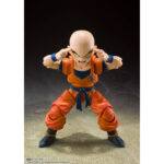 KRILLIN EARTH’S STRONGEST MAN DRAGON BALL Z SH FIGUARTS (RE-RUN). En el mundo de Dragon Ball Z, Krilin es mucho más que un simple compañero. Leal, inteligente e increíblemente resistente, es uno de los aliados más antiguos de Goku y uno de los humanos más fuertes de la serie. Esta figura de «El hombre más fuerte de la Tierra» rinde homenaje a su valentía y a su característico estilo de lucha. A lo largo de los momentos más cruciales de la serie, Krilin se mantiene firme, incluso ante adversidades abrumadoras. Ya sea lanzando su icónico Disco Destructor o utilizando ingeniosas técnicas de distracción, es uno de los favoritos de los fans con un corazón innegable. La figura captura con precisión su aspecto clásico: cabeza rapada con seis puntos en la frente, el icónico gi naranja de la Escuela de la Tortuga con cinturón azul y el símbolo del Maestro Roshi en el pecho. Incluye múltiples caras expresivas, manos intercambiables y efectos de energía para recrear sus poses más memorables, desde el ataque Kienzan hasta su hilarante engaño Taiyōken. Con una altura de unos 12 cm, esta pieza articulada de S.H. Figuarts está hecha para la acción y la exposición. Las articulaciones están bien ocultas pero son flexibles, lo que permite poses dinámicas. La pintura es limpia, los detalles son nítidos y los accesorios incluidos son fieles al personaje.