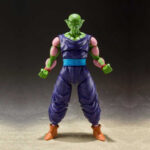PICCOLO THE PROUD NAMEKIAN DRAGON BALL Z SH FIGUARTS (RE-RUN). Estratégico, estoico y poderoso, Piccolo sigue siendo uno de los personajes más respetados de Dragon Ball Z. Orgulloso guerrero namekiano y antiguo rival convertido en aliado, encarna la combinación perfecta de disciplina y sabiduría. Esta versión «The Proud Namekian» rinde homenaje a su evolución y a su inconfundible presencia. Siempre tranquilo, a menudo con los brazos cruzados y la capa ondeando, Piccolo irradia una autoridad silenciosa. Observa, piensa y ataca con precisión. Esta figura te permite recrear sus icónicas posturas: flotando en meditación, listo para la batalla o despojado de su equipo exterior para escenas más centradas. El diseño es fiel al original: piel verde, brazos segmentados de color rosa, traje morado oscuro con fajín azul y su icónica capa blanca y turbante extraíbles. El set incluye múltiples esculturas de cabeza y piezas de mano, lo que te permite capturar su personalidad desde todos los ángulos. Con una altura de unos 17 cm, esta figura S.H. Figuarts es totalmente articulada para posar de forma dinámica sin comprometer la estética. La escultura es nítida, las articulaciones son discretas y los accesorios ofrecen muchas posibilidades de personalización. Imprescindible para los fans del orgulloso y estoico Namekiano.