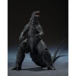 GODZILLA 2014 MOVIE GRAPHIC PLUS SH MONSTER ARTS. En 2014, Godzilla renace en una versión moderna e imponente que relanza la leyenda del Rey de los Monstruos para toda una nueva generación. Esta edición Movie Graphic Plus de Tamashii Nations rinde homenaje a este renacimiento cinematográfico combinando la figura con una imagen promocional inspirada en el cartel de la película. Con su diseño macizo, su complexión reptiliana realista y sus rugidos titánicos, el Godzilla de 2014 simboliza el resurgimiento del kaijū en el panorama hollywoodiense. A la vez fuerza de la naturaleza y protector impredecible, encarna un fascinante equilibrio entre destrucción y majestuosidad. La figura adopta una postura reptante, con la cabeza gacha y la cola flexible extendida hacia atrás. El cuerpo está cubierto de escamas detalladas y oscuras, y las gruesas placas dorsales recuerdan la silueta icónica al tiempo que modernizan sus líneas. La base incluye un panel rígido con el cartel de la película, en el que Godzilla domina una ciudad en llamas, lo que refuerza el impacto dramático de la pieza. Con sus 15 cm de altura, esta figura articulada ofrece una buena amplitud de movimientos gracias a las discretas articulaciones de los brazos, las piernas, la cabeza y la cola. Las texturas son precisas, la pintura realista y el conjunto captura a la perfección la esencia de esta versión más bestial del monstruo de culto.