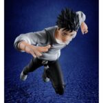 YUTA OKKOTSU SPECIAL GRADE JUJUTSU SORCERER JUJUTSU KAISEN SH FIGUARTS. Yuta Okkotsu es un exorcista de grado especial, protagonista central de la película Jujutsu Kaisen 0. Al principio, Yuta es un adolescente introvertido, atormentado por la maldición de su amiga de la infancia fallecida, Rika Orimoto, cuyo espíritu se ha transformado en una entidad superpoderosa que lo sigue a todas partes. Su poder maldito es tan fuerte que la comunidad de exorcistas lo vigila de cerca. Enviado a la escuela de exorcismo de Tokio bajo la tutela de Satoru Gojo, Yuta aprende a canalizar su maldición y a luchar por sí mismo. Rápidamente pasa de ser una víctima impotente a un temible luchador, animado por un sincero deseo de proteger a los demás. Dotado de una empatía poco común y de un talento innato para manipular la energía oculta, Yuta es a menudo comparado con Yuji Itadori, aunque es aún más temido en el mundo del jujutsu. Esta figura articulada de Bandai - S.H. Figuarts captura el contraste entre su personalidad discreta y el poder que esconde. Yuta lleva su ropa de diario (sudadera gris, pantalones negros, zapatillas), con una katana en la mano, su vínculo directo con Rika. Varias caras y manos permiten recrear sus combates, sus emociones y su transformación a lo largo de la historia.