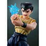 YUSUKE URAMESHI YU YU HAKUSHO SH FIGUARTS. Para la serie de culto «Yu Yu Hakusho», Bandai nos ofrece una representación excepcional de Yusuke Urameshi dentro de su gama S.H. Figuarts. Esta figura de 15 cm captura la esencia del ingenioso detective con una fidelidad extraordinaria, rindiendo homenaje al carácter decidido y al estilo icónico del personaje. Fabricado en PVC resistente, este modelo de Yusuke es más que una simple réplica: encarna el coraje y el espíritu luchador que lo caracterizan a lo largo de la obra de Yoshihiro Togashi. La figura representa a Yusuke con su atuendo cotidiano, en marcado contraste con su naturaleza de guerrero del mundo espiritual: una sencilla camiseta amarilla y unos pantalones azules holgados con cinturón, complementados con sus clásicos zapatos negros y su cinta verde para el pelo. La postura es natural, pero expresa preparación para la acción, una pose icónica que evoca las numerosas batallas que Yusuke tuvo que librar. Este modelo destaca por su capacidad para reproducir escenas icónicas del anime gracias a sus articulaciones cuidadosamente diseñadas, que permiten una amplia gama de movimientos. Los fans disfrutarán de la posibilidad de recrear las poses dinámicas y las técnicas especiales de Yusuke, como el famoso «Rei Gun», cuyo impacto visual se ve reforzado por los efectos especiales en plástico transparente. El universo de «Yu Yu Hakusho» es famoso por sus temas de valentía, amistad y perseverancia. Yusuke Urameshi, con su temperamento fogoso y su determinación inquebrantable, es un protagonista que ha dejado huella en varias generaciones. Representa el espíritu de luchar contra las adversidades, sean cuales sean, defendiendo lo que es justo y protegiendo a los seres queridos. Esta figura no solo es una excelente pieza de colección para los fans de la serie, sino también una fuente de inspiración y un recordatorio de las profundas lecciones que nos enseñó «Yu Yu Hakusho». Tanto si eres un coleccionista veterano como un nuevo fan, esta pieza de Bandai es una valiosa adquisición que ocupará un lugar destacado en tu colección.
