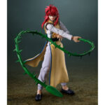 KURAMA YU YU HAKUSHO SH FIGUARTS. Kurama, uno de los luchadores más refinados de Yu Yu Hakusho, cobra vida en esta figura totalmente articulada, fiel a su aspecto en la serie. Bajo su apariencia tranquila se esconde un temible estratega y maestro de las plantas demoníacas, capaz de desatar una fuerza letal con una elegancia inquietante. Miembro clave del cuarteto principal, Kurama encarna una compleja dualidad entre su identidad humana y su pasado como demonio zorro. A lo largo de la serie, destaca por su fría inteligencia, su lealtad inquebrantable y su control total, lo que lo convierte tanto en una piedra angular de la narrativa como en uno de los favoritos de los fans. La figura lo muestra con su traje de combate amarillo y blanco, con una túnica larga dividida, el pelo rojo cuidadosamente peinado y una expresión concentrada. Se incluyen múltiples accesorios: látigo de espinas, rosa demoníaca, piezas de túnica alternativas, cinco caras intercambiables y varios juegos de manos para reproducir sus poses características. Cada componente está esculpido con cuidado para capturar su refinada presencia. Con una altura de unos 15 cm, esta figura de PVC de la línea S.H. Figuarts de Bandai ofrece una gran articulación. La gama de accesorios y las proporciones precisas la hacen perfecta para una exposición dinámica, ya sea para recrear los icónicos ataques de Kurama o su comportamiento tranquilo pero amenazador.