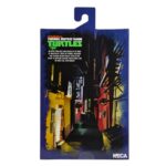 ULTIMATE LEONARDO TEENAGE MUTANT NINJA TURTLES (2012). En la serie animada Teenage Mutant Ninja Turtles de 2012, Leonardo encarna la figura del líder tranquilo y decidido. Siempre preocupado por hacer lo correcto, guía a sus hermanos con una mezcla de responsabilidad, disciplina y dudas que poco a poco aprende a superar. Su trayectoria muestra a un luchador que se esfuerza por progresar tanto en su técnica como en su papel de líder. Entre decisiones difíciles, entrenamientos intensos y momentos más ligeros con su equipo, Leo sigue siendo el punto de equilibrio que mantiene unido al grupo. La figura reproduce con precisión su diseño de 2012: caparazón beige y marrón, piel verde, máscara azul y protecciones marrones en las extremidades. Su expresión neutra puede sustituirse por una cabeza alternativa más dinámica. Los accesorios incluyen sus dos katanas, manos intercambiables, una porción de pizza, un trozo de armadura y un bláster fiel al estilo de la serie. Los detalles son nítidos: segmentos esculpidos del caparazón, pintura limpia, articulaciones bien integradas y accesorios correctamente proporcionados. Con sus 18 cm, la figura permite numerosas poses emblemáticas del personaje.