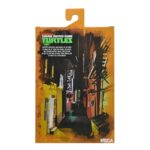 ULTIMATE MICHELANGELO TEENAGE MUTANT NINJA TURTLES (2012). En la serie animada Teenage Mutant Ninja Turtles de 2012, Michelangelo siempre aporta una dosis de energía y buen humor. Su espontaneidad, su humor y su curiosidad lo convierten en el miembro más impredecible del grupo, capaz de relajar el ambiente incluso en los momentos críticos. Su trayectoria pone de relieve a un ninja que aprende a canalizar su entusiasmo para ser más eficaz en el combate. Detrás de su lado desenfadado, Mikey revela una verdadera sensibilidad, una creatividad desbordante y un talento especial para sorprender tanto a sus enemigos como a sus hermanos. La figura captura a la perfección su diseño de 2012: caparazón beige y marrón, piel verde, máscara naranja y protecciones marrones en brazos y piernas. Cuenta con una cara sonriente y una cabeza alternativa más expresiva. El conjunto de accesorios es muy completo e incluye varios nunchakus (rígidos y con cadena), una hoz, manos intercambiables, un trozo de pizza, una pieza de armadura e incluso Ice Cream Kitty en una versión fiel y llena de encanto. Los detalles resaltan bien: escultura segmentada, pintura nítida, proporciones típicas de la serie y articulaciones discretas. Con sus 18 cm, la figura permite numerosas poses dinámicas, perfectas para reflejar la energía de Mikey.