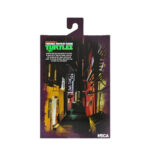 ULTIMATE SHREDDER TEENAGE MUTANT NINJA TURTLES (2012). En la serie animada Teenage Mutant Ninja Turtles de 2012, Shredder es el enemigo más formidable de las Tortugas Ninja. Su presencia eleva instantáneamente el nivel de tensión. Calculador, despiadado e impulsado por la venganza, marca la tensión de la serie cada vez que aparece en escena. A lo largo de la serie, Shredder actúa como un estratega implacable cuyo objetivo es destruir a Splinter y a sus alumnos. Su obsesión alimenta algunas de las batallas más intensas de la serie. A través de la manipulación, los duelos brutales y las alianzas inestables, sigue siendo una fuerza imparable. La figura captura con precisión su aspecto de 2012: armadura angular plateada, guanteletes con largas espadas, grebas pesadas y un casco con cuernos afilados. Una capa negra realza su imponente silueta. Los accesorios incluyen múltiples espadas intercambiables, manos adicionales, una cabeza alternativa sin máscara y una criatura Krang rosa sacada directamente de los dibujos animados. Los detalles nítidos resaltan la armadura metálica, el esculpido limpio, las articulaciones discretas y los accesorios a escala. Con 18 cm de altura, la figura ofrece una articulación sólida, perfecta para recrear los momentos icónicos de Shredder.