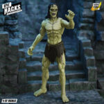 FRANKENSTEIN’S MONSTER: UNDEAD CREATURE EPIC H.A.C.K.S. 1/12. Epic H.A.C.K.S. es una línea de figuras de acción a escala 1:12 con más de 30 puntos de articulación y montones de piezas intercambiables. Creatures Wave 1 consta de dos increíbles figuras de diferentes épocas. Cada una de ellas se puede personalizar con otros productos Epic H.A.C.K.S. para HACKear tu colección. En la legendaria historia de Mary Shelley, el poderoso monstruo es una creación de Víctor Frankenstein, que soñaba con crear vida a partir de una variedad de partes del cuerpo y la aplicación de electricidad. Tras acechar a su creador por toda Europa, su batalla terminó en los desiertos árticos con la muerte de Frankenstein. Las actividades posteriores del monstruo son objeto de rumores y leyendas. Esta enorme figura de 19 cm incluye tres cabezas intercambiables, tres pares de manos intercambiables, un rifle, tres pistolas de chispa, un chaleco de piel, una bandolera, vendas para las piernas, dos juegos de pies intercambiables, el diario de Frankenstein y una capa de tela.