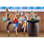 PARTY SET THE STRAW HAT CREW ONE PIECE SH FIGUARTS. Para todos los fans de One Piece, las escenas de celebración de los Sombreros de Paja a bordo del Going Merry o del Thousand Sunny son tan emblemáticas como sus épicas batallas. Este set de accesorios captura el espíritu de esas alegres reuniones con comidas compartidas, risas y mucha cerveza espumosa. Aunque este set no incluye ninguna figura, cuenta con una gran selección de piezas diseñadas para complementar a tus personajes favoritos de S.H.Figuarts. En su interior encontrarás un barril con cuencos y platos de comida, una caja de madera, seis jarras de cerveza, varias manos intercambiables y caras expresivas, perfectas para las escenas de fiesta. El diseño se mantiene fiel al estilo distintivo del anime, con mini barriles de madera llenos de espuma, caras exageradamente risueñas e incluso una cara de Chopper con la boca abierta para mayor diversión. Estas piezas ayudan a llevar los momentos más animados de la tripulación a tu estantería. Fabricado en PVC, este kit de accesorios es ideal para mejorar las exposiciones de S.H.Figuarts con humor y autenticidad. Tanto si quieres recrear un alegre festín como añadir personalidad a tu diorama, este set es el complemento perfecto para tu colección de One Piece.