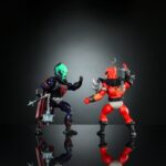 HORDAK & HELLFIRE-MAN MASTERS OF THE UNIVERSE X STRANGER THINGS ORIGINS. ¡Bienvenidos al mundo del revés, Eternia! Una combinación de Masters of the Universe y Stranger Things de Netflix da vida a estas figuras únicas. Cada figura articulada de 14 cm tiene elementos de ambas franquicias. Este pack contiene un Hordak de colores extraños, tal y como aparecería en Upside Down Eternia, pero con el clásico arnés de MOTU. Viene con los accesorios Hellfire Sword y Bat. Se enfrenta a Hellfire-Man, la encarnación viviente del Hellfire Club, que viene con un hacha inspirada en una guitarra y la Mace of Fate. Los colores y las decoraciones pueden variar.