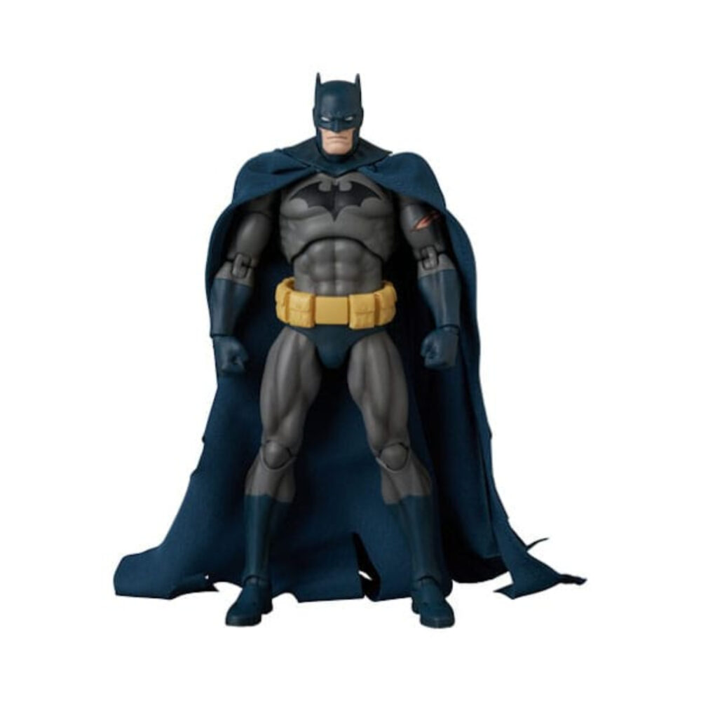 Batman damage (batman: hush) dc comics figura mafex.  batman es el caballero oscuro de dc comics, el justiciero de gotham city que confía en su intelecto, entrenamiento y fuerza de voluntad más que en superpoderes. Esta figura oficial de batman (dañado) mide unos 16 cm de altura y forma parte de la línea miracle action figure (mafex). Producida por medicom toy, muestra al caballero oscuro en un estado «dañado por la batalla», aún listo para luchar a pesar de las marcas visibles en su traje. Detrás de la máscara, bruce wayne continúa su guerra contra el crimen, utilizando el miedo como arma junto con un completo arsenal de artilugios. Implacable y metódico, sigue adelante incluso cuando está herido, que es precisamente lo que evoca esta versión damage. Las esculturas de cabeza incluidas, que van desde una mirada sombría con la boca cerrada hasta una expresión de grito y un gruñido con los dientes apretados, te permiten mostrar diferentes facetas del personaje, desde el frío estratega hasta el luchador acorralado. En cuanto al diseño, la figura luce su clásico traje gris con capucha, guantes y botas azul marino oscuro, además del emblema del murciélago en relieve en el pecho y un gran cinturón utilitario amarillo alrededor de la cintura. La capa de tela azul oscuro está deshilachada en los bordes, lo que enfatiza la sensación de «recién llegado de la batalla», mientras que un corte vendado en su brazo derecho añade un claro signo de daño. Batman viene con varios accesorios, entre los que se incluyen una espada larga con guarda dorada, proyectiles con forma de murciélago y un dispositivo de agarre con cable. Gracias a sus múltiples puntos de articulación, la figura puede colocarse en posturas de ataque, posiciones defensivas o simplemente de pie con la capa ondeando, como pieza central de tu colección dc.