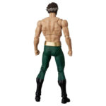 RA´S AL GHUL (BATMAN: HUSH) DC COMICS FIGURA MAFEX. En el universo DC Comics, Ra's al Ghul es el líder de la Liga de Asesinos, un extremista centenario que a menudo se enfrenta a Batman en nombre de su visión radical del mundo. Esta figura oficial de Ra's al Ghul mide unos 16 cm de altura y forma parte de la línea Miracle Action Figure (MAFEX). Fabricada por Medicom Toy, destaca su complexión de luchador esbelto y su imponente presencia, lista para un enfrentamiento. Ra's es un estratega frío dispuesto a sacrificar ciudades enteras por lo que considera el bien mayor del planeta, al tiempo que ve a Batman como un posible sucesor y como un enemigo. Su relación es una mezcla de respeto, rivalidad y conflicto constante, lo que lo convierte en uno de los enemigos más memorables del Caballero Oscuro. La figura refleja esta naturaleza con varias cabezas intercambiables que van desde un ceño fruncido hasta una expresión de grito, lo que te permite exhibirlo como el cerebro calculador o el guerrero listo para la batalla. En cuanto al diseño, la figura muestra a Ra con el torso desnudo, con músculos definidos y un sutil vello corporal esculpido en todo el torso. Lleva pantalones ajustados de color verde sujetos por un cinturón dorado, combinados con unas altas botas negras brillantes. Su cabeza presenta un cabello oscuro peinado hacia atrás con canas en las sienes, además de sus distintivas patillas y bigote que acentúan sus severas expresiones faciales. La figura viene con una larga espada plateada con una guarda dorada, y su cuerpo altamente articulado permite colocarla fácilmente en poses dinámicas de lucha con espada, manteniéndola estable en su soporte.