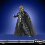 DARTH VADER EMPEROR’S WRATH VINTAGE COLLECTION STAR WARS RETURN OF THE JEDI. asbro presenta dentro su línea The Vintage Collection la figura de Darth Vader inspirada en la apariencia de su personaje cuando es electrocutado por el emperador Palpatine en la película "Star Wars: Return of the Jedi" ("Star Wars: El retorno del Jedi" en España). Mide 9,5 cm e incluye 1x sable de luz rojo, 1x empuñadura no iluminada, 1x antebrazo intercambiable, 1x capa de tela y 2x efectos de fuerza removible. Su embalaje tipo blíster reproduce el estilo clásico de Kenner, con logotipo vintage y numeración para coleccionistas. UNIDADES LIMITADAS.