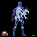 SPIDER-MAN 2099 MARVEL LEGENDS SERIES. Hasbro presenta en su colección Marvel Legends Series, esta figura retro de Spider-Man en su versión 2099, cuando un accidente de laboratorio modificó el código genético del científico Miguel O’Hara en los cómics de "Spider-Man 2099". Mide 15 cm de altura y cuenta con más de 20 puntos de articulación, permitiendo recrear poses dinámicas. Incluye 4x manos intercambiables (2x lanzando telarañas y 2x trepamuros) y 1x capa deshilachada. Presenta un esculpido y pintado de alta calidad inspirado en su diseño clásico de los cómics. Se presenta en blíster estilo retro con ilustraciones. UNIDADES LIMITADAS.