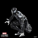 SPIDER-VENOM MARVEL LEGENDS SERIES. Hasbro incorpora a su línea Marvel Legends Series esta figura retro de Spider-Venom, inspirada en los cómics de "Spider-Man" cuando el simbionte Venom vuelve a unirse a su antiguo huésped Peter Parker. La figura mide 15 cm y ofrece más de 20 puntos de articulación para exhibirla en poses dinámicas. Incluye 4x manos alternativas (2x lanzando telarañas y 2x trepamuros), 1x cabeza alternativa y 1x cadena. Presenta un diseño detallado fiel al estilo de los cómics. Se presenta en blíster de estilo retro con arte de colección. UNIDADES LIMITADAS.