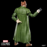 THE OWL MARVEL LEGENDS SERIES. Hasbro suma a su colección Marvel Legends Series la figura retro del villano Leland Owlsley alias The Owl (El Búho en España), basada en su aparición en los cómics de "Spider-Man". Mide 15 cm y dispone de más de 20 puntos de articulación. Incluye 2x manos con garras intercambiables, 1x búho como mascota y 1x bufanda removible. Cuenta con un diseño premium y esculpido detallado que recrean fielmente al personaje. Se presenta en un blíster estilo retro. UNIDADES LIMITADAS.
