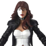TYPHOID MARY MARVEL LEGENDS SERIES. Mary, que en su día trabajó en un burdel, fue accidentalmente empujada por una ventana por Daredevil, lo que le provocó sus poderes y una enfermedad mental. Adquirió tres personalidades distintas y se convirtió en Typhoid Mary, que juró no volver a ser herida por un hombre nunca más. Con una apariencia inspirada en los cómics, Mary viene con su katana envuelta en llamas, así como una pieza Build-a-Figure. La serie Marvel Legends presenta figuras de 15 cm basadas en algunos de los personajes más legendarios de Marvel, tanto de sus cómics como de sus películas. Cada figura es muy articulada y presenta un diseño inspirado en los cómics, lo que las convierte en imprescindibles en cualquier colección de Marvel.