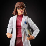 MOIRA X MEN MARVEL LEGENDS SERIES. Hasbro Fans presenta la figura X-Men de Moira, para la colección Marvel Legends. Se trata de una figura articulada de 15 cm hecha en PVC. Incluye una cabeza alternativa, un pañuelo y brazos intercambiables. Con su bata blanca y sus pequeñas gafas sobre la nariz, parece una investigadora genial. Se trata, de hecho, de una réplica articulada de Moira Mac Taggert, una genetista sin igual, galardonada con el Nobel por sus trabajos sobre el gen X. Además, la científica, que en su día estuvo enamorada del profesor Xavier, es una gran especialista en mutantes y genética. Y su figurita, con dos caras y dos pares de manos, es totalmente articulada. De este modo, puede representar al personaje en múltiples situaciones.