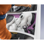 SUPER SAIYAN SON GOKU TRAIL OF BATTLES DRAGON BALL Z FIGURTS ZERO. En Dragon Ball Z, Son Goku representa la búsqueda incesante de la fuerza y el equilibrio frente a enemigos cada vez más poderosos. Esta figura captura la esencia misma de su viaje: batallas icónicas, determinación inquebrantable y su presencia legendaria. El formato dinámico rinde homenaje a su poder perdurable a través de un relato visual de sus combates más memorables. La escena muestra a Goku en forma de Super Saiyan, saltando hacia adelante desde una pared esculpida en relieve con el estilo de un panel de manga. Detrás de él hay tres enemigos inolvidables: Freezer, Cell y Jiren, representados en blanco y negro como recuerdos congelados en su legado. Cada fotograma de la pared marca un hito en la evolución de Goku, lo que confiere a la figura un gran peso narrativo. El diseño es llamativo: Goku irrumpe desde el fondo con el brazo levantado, las piernas flexionadas y una expresión intensa. Su vibrante gi naranja, su pelo dorado con puntas y su mirada feroz están fielmente recreados. El contraste de colores entre Goku y el fondo en escala de grises realza la sensación de movimiento e impacto. Con una altura aproximada de 22 cm, esta pieza de PVC se apoya sobre una base inclinada de estilo cómic. Los detalles esculpidos son nítidos, la pintura es limpia y la pose está perfectamente equilibrada a pesar de su composición llena de acción. Un poderoso homenaje al espíritu luchador de Goku, ideal para cualquier fan de la serie.