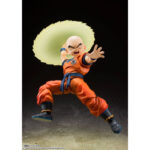 KRILLIN EARTH’S STRONGEST MAN DRAGON BALL Z SH FIGUARTS (RE-RUN). En el mundo de Dragon Ball Z, Krilin es mucho más que un simple compañero. Leal, inteligente e increíblemente resistente, es uno de los aliados más antiguos de Goku y uno de los humanos más fuertes de la serie. Esta figura de «El hombre más fuerte de la Tierra» rinde homenaje a su valentía y a su característico estilo de lucha. A lo largo de los momentos más cruciales de la serie, Krilin se mantiene firme, incluso ante adversidades abrumadoras. Ya sea lanzando su icónico Disco Destructor o utilizando ingeniosas técnicas de distracción, es uno de los favoritos de los fans con un corazón innegable. La figura captura con precisión su aspecto clásico: cabeza rapada con seis puntos en la frente, el icónico gi naranja de la Escuela de la Tortuga con cinturón azul y el símbolo del Maestro Roshi en el pecho. Incluye múltiples caras expresivas, manos intercambiables y efectos de energía para recrear sus poses más memorables, desde el ataque Kienzan hasta su hilarante engaño Taiyōken. Con una altura de unos 12 cm, esta pieza articulada de S.H. Figuarts está hecha para la acción y la exposición. Las articulaciones están bien ocultas pero son flexibles, lo que permite poses dinámicas. La pintura es limpia, los detalles son nítidos y los accesorios incluidos son fieles al personaje.