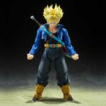 SUPER SAIYAN TRUNKS THE BOY FROM THE FUTURE DRAGON BALL Z SH FIGUARTS (RE-RUN). Trunks del futuro es uno de los personajes más destacados de Dragon Ball Z, con su fulgurante aparición y su espada en la mano. Guerrero procedente de un mundo devastado, encarna la esperanza en un futuro destrozado. Esta figura «Boy from the Future» captura a la perfección la intensidad y el estilo de este héroe atemporal. Procedente de un futuro apocalíptico, Trunks regresa al pasado para advertir de la amenaza de los cyborgs. Entre la ira, la calma y la determinación, su arco narrativo está cargado de emociones y escenas icónicas, que esta figura permite recrear a través de sus múltiples expresiones y accesorios. La figura presenta a Trunks con su atuendo emblemático: chaqueta corta azul con el escudo de Capsule Corp, pantalones negros, botas marrones y cinturón con hebilla roja. Se incluyen dos cabezas: una con su pelo morado original y otra en Super Saiyan, con su melena dorada erizada. La espada, su accesorio clave, se puede sostener en la mano o guardar en la funda que lleva a la espalda. Con una altura aproximada de 14 cm, esta figura articulada de la gama S.H. Figuarts ofrece una gran movilidad y un excelente nivel de detalle. Las articulaciones son discretas, las poses dinámicas y los acabados fieles al anime. Imprescindible para revivir los mejores momentos de Trunks del futuro.