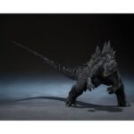 GODZILLA 2014 MOVIE GRAPHIC PLUS SH MONSTER ARTS. En 2014, Godzilla renace en una versión moderna e imponente que relanza la leyenda del Rey de los Monstruos para toda una nueva generación. Esta edición Movie Graphic Plus de Tamashii Nations rinde homenaje a este renacimiento cinematográfico combinando la figura con una imagen promocional inspirada en el cartel de la película. Con su diseño macizo, su complexión reptiliana realista y sus rugidos titánicos, el Godzilla de 2014 simboliza el resurgimiento del kaijū en el panorama hollywoodiense. A la vez fuerza de la naturaleza y protector impredecible, encarna un fascinante equilibrio entre destrucción y majestuosidad. La figura adopta una postura reptante, con la cabeza gacha y la cola flexible extendida hacia atrás. El cuerpo está cubierto de escamas detalladas y oscuras, y las gruesas placas dorsales recuerdan la silueta icónica al tiempo que modernizan sus líneas. La base incluye un panel rígido con el cartel de la película, en el que Godzilla domina una ciudad en llamas, lo que refuerza el impacto dramático de la pieza. Con sus 15 cm de altura, esta figura articulada ofrece una buena amplitud de movimientos gracias a las discretas articulaciones de los brazos, las piernas, la cabeza y la cola. Las texturas son precisas, la pintura realista y el conjunto captura a la perfección la esencia de esta versión más bestial del monstruo de culto.