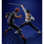 YUTA OKKOTSU SPECIAL GRADE JUJUTSU SORCERER JUJUTSU KAISEN SH FIGUARTS. Yuta Okkotsu es un exorcista de grado especial, protagonista central de la película Jujutsu Kaisen 0. Al principio, Yuta es un adolescente introvertido, atormentado por la maldición de su amiga de la infancia fallecida, Rika Orimoto, cuyo espíritu se ha transformado en una entidad superpoderosa que lo sigue a todas partes. Su poder maldito es tan fuerte que la comunidad de exorcistas lo vigila de cerca. Enviado a la escuela de exorcismo de Tokio bajo la tutela de Satoru Gojo, Yuta aprende a canalizar su maldición y a luchar por sí mismo. Rápidamente pasa de ser una víctima impotente a un temible luchador, animado por un sincero deseo de proteger a los demás. Dotado de una empatía poco común y de un talento innato para manipular la energía oculta, Yuta es a menudo comparado con Yuji Itadori, aunque es aún más temido en el mundo del jujutsu. Esta figura articulada de Bandai - S.H. Figuarts captura el contraste entre su personalidad discreta y el poder que esconde. Yuta lleva su ropa de diario (sudadera gris, pantalones negros, zapatillas), con una katana en la mano, su vínculo directo con Rika. Varias caras y manos permiten recrear sus combates, sus emociones y su transformación a lo largo de la historia.