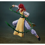 KURAMA YU YU HAKUSHO SH FIGUARTS. Kurama, uno de los luchadores más refinados de Yu Yu Hakusho, cobra vida en esta figura totalmente articulada, fiel a su aspecto en la serie. Bajo su apariencia tranquila se esconde un temible estratega y maestro de las plantas demoníacas, capaz de desatar una fuerza letal con una elegancia inquietante. Miembro clave del cuarteto principal, Kurama encarna una compleja dualidad entre su identidad humana y su pasado como demonio zorro. A lo largo de la serie, destaca por su fría inteligencia, su lealtad inquebrantable y su control total, lo que lo convierte tanto en una piedra angular de la narrativa como en uno de los favoritos de los fans. La figura lo muestra con su traje de combate amarillo y blanco, con una túnica larga dividida, el pelo rojo cuidadosamente peinado y una expresión concentrada. Se incluyen múltiples accesorios: látigo de espinas, rosa demoníaca, piezas de túnica alternativas, cinco caras intercambiables y varios juegos de manos para reproducir sus poses características. Cada componente está esculpido con cuidado para capturar su refinada presencia. Con una altura de unos 15 cm, esta figura de PVC de la línea S.H. Figuarts de Bandai ofrece una gran articulación. La gama de accesorios y las proporciones precisas la hacen perfecta para una exposición dinámica, ya sea para recrear los icónicos ataques de Kurama o su comportamiento tranquilo pero amenazador.