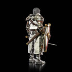 SIR ENOCH MYTHIC LEGIONS ALL STARS. Sir Enoch, miembro veterano de los Emisarios Templarios, ahora lidera a estos leales mensajeros como su comandante. Veterano de innumerables batallas, Sir Enoch nunca ha perdido su fe ni su propósito, y se complace en servir como mentor de los miembros más jóvenes de los Emisarios. El mayor honor de Sir Enoch fue encargarse de transmitir el mensaje del ascenso de Sir Gideon al liderazgo de la Orden, cabalgando por todos los rincones de Eathyross y anunciando un nuevo amanecer para esta heroica facción.