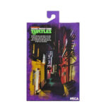 ULTIMATE DONATELLO TEENAGE MUTANT NINJA TURTLES (2012). En la serie animada Teenage Mutant Ninja Turtles de 2012, Donatello es el cerebro técnico del equipo. Aborda cada situación con precisión, equilibrando inventos, improvisación y un profundo sentido de la responsabilidad. Su mentalidad tranquila y lógica mantiene al grupo con los pies en la tierra mientras sus hermanos se lanzan al ataque. A lo largo de la serie, Donnie es a menudo quien idea soluciones cuando las cosas se complican. Ya sea construyendo nuevos equipos, analizando amenazas u ofreciendo un apoyo silencioso, se erige como la fuerza estabilizadora y el solucionador de problemas del equipo. La figura captura con precisión su aspecto de 2012: caparazón beige y marrón, piel verde, máscara morada y almohadillas de armadura marrones. Su expresión neutra se complementa con una cara alternativa más expresiva. El conjunto de accesorios es muy completo e incluye bastones segmentados, artilugios, manos intercambiables, visera tecnológica, porción de pizza, huevo, pieza de armadura e incluso un pollo mutante sacado directamente de la serie. El esculpido nítido, la aplicación limpia de la pintura y las articulaciones bien integradas realzan la presencia de la figura. Con 18 cm de altura, ofrece una articulación sólida para posar de forma dinámica y recrear escenas de la serie.