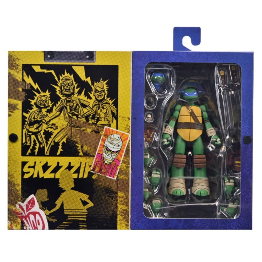 ULTIMATE LEONARDO TEENAGE MUTANT NINJA TURTLES (2012). En la serie animada Teenage Mutant Ninja Turtles de 2012, Leonardo encarna la figura del líder tranquilo y decidido. Siempre preocupado por hacer lo correcto, guía a sus hermanos con una mezcla de responsabilidad, disciplina y dudas que poco a poco aprende a superar. Su trayectoria muestra a un luchador que se esfuerza por progresar tanto en su técnica como en su papel de líder. Entre decisiones difíciles, entrenamientos intensos y momentos más ligeros con su equipo, Leo sigue siendo el punto de equilibrio que mantiene unido al grupo. La figura reproduce con precisión su diseño de 2012: caparazón beige y marrón, piel verde, máscara azul y protecciones marrones en las extremidades. Su expresión neutra puede sustituirse por una cabeza alternativa más dinámica. Los accesorios incluyen sus dos katanas, manos intercambiables, una porción de pizza, un trozo de armadura y un bláster fiel al estilo de la serie. Los detalles son nítidos: segmentos esculpidos del caparazón, pintura limpia, articulaciones bien integradas y accesorios correctamente proporcionados. Con sus 18 cm, la figura permite numerosas poses emblemáticas del personaje.