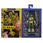 ULTIMATE LEONARDO TEENAGE MUTANT NINJA TURTLES (2012). En la serie animada Teenage Mutant Ninja Turtles de 2012, Leonardo encarna la figura del líder tranquilo y decidido. Siempre preocupado por hacer lo correcto, guía a sus hermanos con una mezcla de responsabilidad, disciplina y dudas que poco a poco aprende a superar. Su trayectoria muestra a un luchador que se esfuerza por progresar tanto en su técnica como en su papel de líder. Entre decisiones difíciles, entrenamientos intensos y momentos más ligeros con su equipo, Leo sigue siendo el punto de equilibrio que mantiene unido al grupo. La figura reproduce con precisión su diseño de 2012: caparazón beige y marrón, piel verde, máscara azul y protecciones marrones en las extremidades. Su expresión neutra puede sustituirse por una cabeza alternativa más dinámica. Los accesorios incluyen sus dos katanas, manos intercambiables, una porción de pizza, un trozo de armadura y un bláster fiel al estilo de la serie. Los detalles son nítidos: segmentos esculpidos del caparazón, pintura limpia, articulaciones bien integradas y accesorios correctamente proporcionados. Con sus 18 cm, la figura permite numerosas poses emblemáticas del personaje.