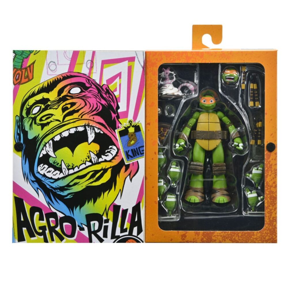 ULTIMATE MICHELANGELO TEENAGE MUTANT NINJA TURTLES (2012). En la serie animada Teenage Mutant Ninja Turtles de 2012, Michelangelo siempre aporta una dosis de energía y buen humor. Su espontaneidad, su humor y su curiosidad lo convierten en el miembro más impredecible del grupo, capaz de relajar el ambiente incluso en los momentos críticos. Su trayectoria pone de relieve a un ninja que aprende a canalizar su entusiasmo para ser más eficaz en el combate. Detrás de su lado desenfadado, Mikey revela una verdadera sensibilidad, una creatividad desbordante y un talento especial para sorprender tanto a sus enemigos como a sus hermanos. La figura captura a la perfección su diseño de 2012: caparazón beige y marrón, piel verde, máscara naranja y protecciones marrones en brazos y piernas. Cuenta con una cara sonriente y una cabeza alternativa más expresiva. El conjunto de accesorios es muy completo e incluye varios nunchakus (rígidos y con cadena), una hoz, manos intercambiables, un trozo de pizza, una pieza de armadura e incluso Ice Cream Kitty en una versión fiel y llena de encanto. Los detalles resaltan bien: escultura segmentada, pintura nítida, proporciones típicas de la serie y articulaciones discretas. Con sus 18 cm, la figura permite numerosas poses dinámicas, perfectas para reflejar la energía de Mikey.