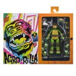 ULTIMATE MICHELANGELO TEENAGE MUTANT NINJA TURTLES (2012). En la serie animada Teenage Mutant Ninja Turtles de 2012, Michelangelo siempre aporta una dosis de energía y buen humor. Su espontaneidad, su humor y su curiosidad lo convierten en el miembro más impredecible del grupo, capaz de relajar el ambiente incluso en los momentos críticos. Su trayectoria pone de relieve a un ninja que aprende a canalizar su entusiasmo para ser más eficaz en el combate. Detrás de su lado desenfadado, Mikey revela una verdadera sensibilidad, una creatividad desbordante y un talento especial para sorprender tanto a sus enemigos como a sus hermanos. La figura captura a la perfección su diseño de 2012: caparazón beige y marrón, piel verde, máscara naranja y protecciones marrones en brazos y piernas. Cuenta con una cara sonriente y una cabeza alternativa más expresiva. El conjunto de accesorios es muy completo e incluye varios nunchakus (rígidos y con cadena), una hoz, manos intercambiables, un trozo de pizza, una pieza de armadura e incluso Ice Cream Kitty en una versión fiel y llena de encanto. Los detalles resaltan bien: escultura segmentada, pintura nítida, proporciones típicas de la serie y articulaciones discretas. Con sus 18 cm, la figura permite numerosas poses dinámicas, perfectas para reflejar la energía de Mikey.