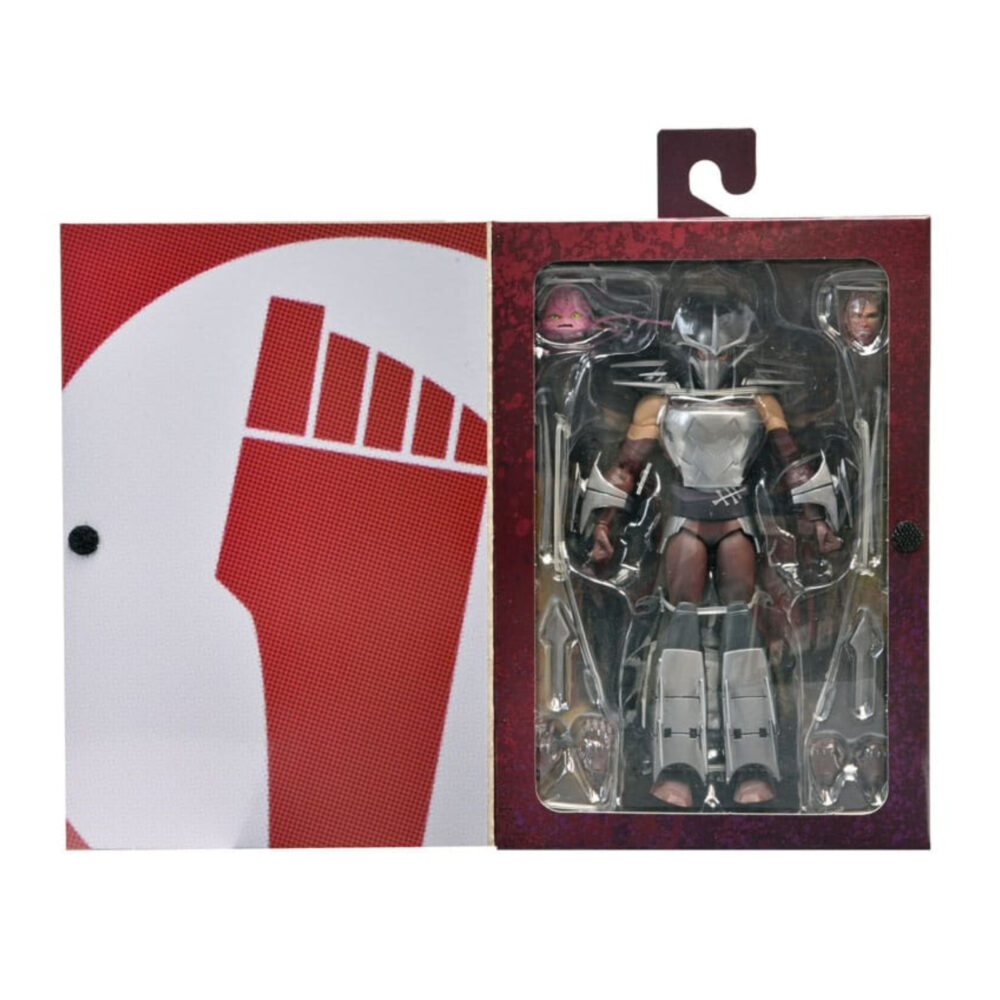 ULTIMATE SHREDDER TEENAGE MUTANT NINJA TURTLES (2012). En la serie animada Teenage Mutant Ninja Turtles de 2012, Shredder es el enemigo más formidable de las Tortugas Ninja. Su presencia eleva instantáneamente el nivel de tensión. Calculador, despiadado e impulsado por la venganza, marca la tensión de la serie cada vez que aparece en escena. A lo largo de la serie, Shredder actúa como un estratega implacable cuyo objetivo es destruir a Splinter y a sus alumnos. Su obsesión alimenta algunas de las batallas más intensas de la serie. A través de la manipulación, los duelos brutales y las alianzas inestables, sigue siendo una fuerza imparable. La figura captura con precisión su aspecto de 2012: armadura angular plateada, guanteletes con largas espadas, grebas pesadas y un casco con cuernos afilados. Una capa negra realza su imponente silueta. Los accesorios incluyen múltiples espadas intercambiables, manos adicionales, una cabeza alternativa sin máscara y una criatura Krang rosa sacada directamente de los dibujos animados. Los detalles nítidos resaltan la armadura metálica, el esculpido limpio, las articulaciones discretas y los accesorios a escala. Con 18 cm de altura, la figura ofrece una articulación sólida, perfecta para recrear los momentos icónicos de Shredder.