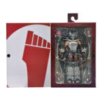 ULTIMATE SHREDDER TEENAGE MUTANT NINJA TURTLES (2012). En la serie animada Teenage Mutant Ninja Turtles de 2012, Shredder es el enemigo más formidable de las Tortugas Ninja. Su presencia eleva instantáneamente el nivel de tensión. Calculador, despiadado e impulsado por la venganza, marca la tensión de la serie cada vez que aparece en escena. A lo largo de la serie, Shredder actúa como un estratega implacable cuyo objetivo es destruir a Splinter y a sus alumnos. Su obsesión alimenta algunas de las batallas más intensas de la serie. A través de la manipulación, los duelos brutales y las alianzas inestables, sigue siendo una fuerza imparable. La figura captura con precisión su aspecto de 2012: armadura angular plateada, guanteletes con largas espadas, grebas pesadas y un casco con cuernos afilados. Una capa negra realza su imponente silueta. Los accesorios incluyen múltiples espadas intercambiables, manos adicionales, una cabeza alternativa sin máscara y una criatura Krang rosa sacada directamente de los dibujos animados. Los detalles nítidos resaltan la armadura metálica, el esculpido limpio, las articulaciones discretas y los accesorios a escala. Con 18 cm de altura, la figura ofrece una articulación sólida, perfecta para recrear los momentos icónicos de Shredder.