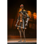 ULTIMATE FOOT SOLDIER TEENAGE MUTANT NINJA TURTLES (2012). En la serie animada Teenage Mutant Ninja Turtles de 2012, los soldados Foot representan la amenaza silenciosa y persistente del clan Foot. Siempre presentes en las sombras, operan en grupos, siguen órdenes sin dudar y empujan constantemente a las Tortugas hasta sus límites. Su papel enfatiza la estricta disciplina del clan. Ya sea en emboscadas, persecuciones o batallas coordinadas, los soldados Foot siguen siendo oponentes implacables que aumentan la tensión de cada encuentro. La figura recrea su aspecto alto y esbelto: traje negro, extremidades angulosas, máscara oscura con ojos rojos y la característica cinta roja en la cabeza. El set incluye una amplia gama de armas, como guadañas, una maza con púas, una lanza, una katana y otros accesorios fieles a la serie. Las múltiples manos intercambiables y una cabeza alternativa ofrecen una gran flexibilidad a la hora de colocar la figura. Los detalles nítidos destacan en las texturas del traje, las proporciones estilizadas, la pintura limpia y los accesorios bien elaborados. Con 18 cm de altura, la figura ofrece una articulación sólida para poses sigilosas o centradas en la acción inspiradas en los dibujos animados.