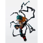 DEKU OVERLAY MY HERO ACADEMIA SH FIGUARTS. En My Hero Academia, Deku crece en un mundo en el que los héroes se enfrentan a amenazas cada vez mayores. Esta versión Overlay lo muestra en un momento de intenso poder, rodeado de una energía oscura y crepitante que transmite la urgencia y la presión de la batalla. La atmósfera parece la de un enfrentamiento decisivo en el que todo pende de un hilo. Deku desempeña un papel central en la serie, llevando el legado de One For All mientras forja su propio camino. Esta forma destaca un hito en su desarrollo, mezclando la determinación con el esfuerzo de superarse más que nunca. La figura captura con precisión este feroz diseño: pelo verde oscuro con puntas, torso con marcas oscuras, pantalones oscuros reforzados y botas pesadas. A su alrededor, un estilizado rayo negro se extiende hacia afuera, realzando la sensación de energía bruta. Su postura agachada, lista para atacar, amplifica la tensión de la escena. Con una altura de unos 14 cm, esta figura S.H.Figuarts incluye una articulación suave para realizar diversas poses. Las líneas del cuerpo, el sombreado de la piel y el esculpido de las piezas del rayo le confieren una fuerte personalidad visual. Los efectos circundantes ayudan a crear una exposición dinámica y de gran impacto.