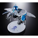 ASTRO BOT & DUAL SPEEDER CHOGOKIN.Procedente del universo del videojuego Astro Bot, este dúo de figuras destaca al adorable robot Astro y su nave espacial transformable, la Dual Speeder, ambos procedentes del universo PlayStation. Presente en la consola PS5, este juego de aventuras destaca las funcionalidades del mando DualSense en un mundo lleno de encanto, referencias y mecánicas lúdicas. Astro aparece aquí con su fiel nave, que pilota a lo largo de los niveles para explorar nuevos horizontes. Este dúo encarna la simbiosis entre una jugabilidad innovadora y un universo entrañable, al tiempo que rinde homenaje al universo tecnológico y retro de PlayStation. El pequeño robot adopta una postura alegre y dinámica, fiel a su temperamento. El mando transformado en nave presenta una estética futurista con alas desplegables, propulsores detallados y un sistema de luces LED integrado. La base circular alberga a Astro de pie y a la nave, expuesta en vuelo, para crear un efecto visual impactante y muy fiel a las imágenes del juego. Los colores blanco y azul metalizado reproducen a la perfección el diseño de la consola y del robot. El set está compuesto por ABS, PVC y metal fundido a presión, lo que garantiza un excelente resultado visual y una solidez apreciable. Las texturas metálicas y los detalles mecánicos alrededor de los propulsores y las alas están especialmente cuidados. La base con soportes incluidos permite diferentes configuraciones de exposición. Todo se entrega con pilas incluidas (3x LR44) para activar los efectos luminosos.