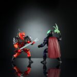 HORDAK & HELLFIRE-MAN MASTERS OF THE UNIVERSE X STRANGER THINGS ORIGINS. ¡Bienvenidos al mundo del revés, Eternia! Una combinación de Masters of the Universe y Stranger Things de Netflix da vida a estas figuras únicas. Cada figura articulada de 14 cm tiene elementos de ambas franquicias. Este pack contiene un Hordak de colores extraños, tal y como aparecería en Upside Down Eternia, pero con el clásico arnés de MOTU. Viene con los accesorios Hellfire Sword y Bat. Se enfrenta a Hellfire-Man, la encarnación viviente del Hellfire Club, que viene con un hacha inspirada en una guitarra y la Mace of Fate. Los colores y las decoraciones pueden variar.