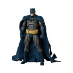 BATMAN DAMAGE (BATMAN: HUSH) DC COMICS FIGURA MAFEX. Batman es el Caballero Oscuro de DC Comics, el justiciero de Gotham City que confía en su intelecto, entrenamiento y fuerza de voluntad más que en superpoderes. Esta figura oficial de Batman (Dañado) mide unos 16 cm de altura y forma parte de la línea Miracle Action Figure (MAFEX). Producida por Medicom Toy, muestra al Caballero Oscuro en un estado «dañado por la batalla», aún listo para luchar a pesar de las marcas visibles en su traje. Detrás de la máscara, Bruce Wayne continúa su guerra contra el crimen, utilizando el miedo como arma junto con un completo arsenal de artilugios. Implacable y metódico, sigue adelante incluso cuando está herido, que es precisamente lo que evoca esta versión Damage. Las esculturas de cabeza incluidas, que van desde una mirada sombría con la boca cerrada hasta una expresión de grito y un gruñido con los dientes apretados, te permiten mostrar diferentes facetas del personaje, desde el frío estratega hasta el luchador acorralado. En cuanto al diseño, la figura luce su clásico traje gris con capucha, guantes y botas azul marino oscuro, además del emblema del murciélago en relieve en el pecho y un gran cinturón utilitario amarillo alrededor de la cintura. La capa de tela azul oscuro está deshilachada en los bordes, lo que enfatiza la sensación de «recién llegado de la batalla», mientras que un corte vendado en su brazo derecho añade un claro signo de daño. Batman viene con varios accesorios, entre los que se incluyen una espada larga con guarda dorada, proyectiles con forma de murciélago y un dispositivo de agarre con cable. Gracias a sus múltiples puntos de articulación, la figura puede colocarse en posturas de ataque, posiciones defensivas o simplemente de pie con la capa ondeando, como pieza central de tu colección DC.