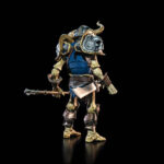 SKALLI BONESPLITTER MYTHIC LEGIONS ALL STARS. En vida, Skalli Bonesplitter fue uno de los merodeadores más despiadados y crueles del asentamiento norteño de Vikenfell. Skalli, uno de los que sucumbieron a la maldición que se abatió sobre estos guerreros, solo ha aumentado su crueldad tras la muerte. Este guerrero enano no muerto lidera una fuerza de saqueadores esqueletos desde las frías tierras de Vikenfell hacia el centro de Mythoss, donde llevará la muerte a todos los que se crucen en su camino.