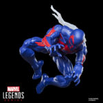 SPIDER-MAN 2099 MARVEL LEGENDS SERIES. Hasbro presenta en su colección Marvel Legends Series, esta figura retro de Spider-Man en su versión 2099, cuando un accidente de laboratorio modificó el código genético del científico Miguel O’Hara en los cómics de "Spider-Man 2099". Mide 15 cm de altura y cuenta con más de 20 puntos de articulación, permitiendo recrear poses dinámicas. Incluye 4x manos intercambiables (2x lanzando telarañas y 2x trepamuros) y 1x capa deshilachada. Presenta un esculpido y pintado de alta calidad inspirado en su diseño clásico de los cómics. Se presenta en blíster estilo retro con ilustraciones. UNIDADES LIMITADAS.