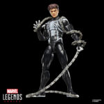 SPIDER-VENOM MARVEL LEGENDS SERIES. Hasbro incorpora a su línea Marvel Legends Series esta figura retro de Spider-Venom, inspirada en los cómics de "Spider-Man" cuando el simbionte Venom vuelve a unirse a su antiguo huésped Peter Parker. La figura mide 15 cm y ofrece más de 20 puntos de articulación para exhibirla en poses dinámicas. Incluye 4x manos alternativas (2x lanzando telarañas y 2x trepamuros), 1x cabeza alternativa y 1x cadena. Presenta un diseño detallado fiel al estilo de los cómics. Se presenta en blíster de estilo retro con arte de colección. UNIDADES LIMITADAS.