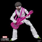 HYPNO-HUSTLER MARVEL LEGENDS SERIES. Hasbro presenta dentro de su colección Marvel Legends Series la figura retro del músico Antoine Delsoin quien actúa como el delincuente Hypno-Hustler (Buscavidas Hipnótico en España) en los cómics de "Spider-Man". Mide 15 cm y cuenta con más de 20 puntos de articulación. Incluye 2x manos intercambiables, 1x guitarra hipnótica con correa, 1x micrófono y 4x efectos musicales. Su acabado premium reproduce con precisión el extravagante estilo del personaje. Se presenta en un blíster de colección con diseño retro. UNIDADES LIMITADAS.