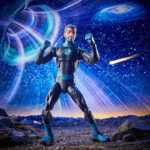 MR. FANTASTIC FANTASTIC FOUR MARVEL LEGENDS SERIES. ¡Los Cuatro Fantásticos son un elemento básico de la cultura superheroica en todo el mundo! Con su combinación única de poderes, este equipo, liderado por el brillante científico Mister Fantastic/Reed Richards, ha frustrado innumerables planes malvados y catástrofes mundiales. Dotado de una inteligencia prodigiosa, Reed Richards tiene la capacidad de estirar su cuerpo hasta proporciones extremas y absorber niveles extremos de daño. Con una altura de 15 cm, esta figura de acción de Hasbro, excepcionalmente detallada, cuenta con un alto grado de articulación. Incluye un juego de manos adicional para que puedas exhibir a este líder intelectual utilizando sus poderes para llevar a cabo otro ingenioso plan. También se incluye una pieza de Build-A-Figure, ¡Super Skrull! Colecciona todos los personajes de esta serie para construir este destructor genéticamente modificado.