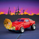 WINDCHARGER TRANSFORMERS: THE MOVIE STUDIO SERIES DELUXE CLASS. ¡Vive la épica acción de Transformers: La película con la figura de Windcharger de la línea Transformers Studio Series! Esta figura de 11 cm se convierte de robot en coche en 12 pasos. Incluye figura, 2 piezas e instrucciones. Con detalles inspirados en la película, articulación avanzada y un cañón y un efecto de combate magnético que puedes fijarle en ambos modos, esta figura Transformers de Windcharger es una increíble adición a toda colección.