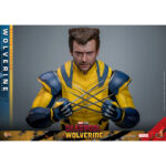 WOLVERINE (DELUXE VERSION) DEADPOOL & WOLVERINE MOVIE MASTERPIECE 1/6 HOT TOYS. Descubre esta magnífica figura Deluxe de Wolverine, de la colección Movie Masterpiece de Hot Toys. Inspirada en la película «Deadpool & Wolverine», esta pieza es una auténtica obra maestra para cualquier coleccionista de productos derivados del universo Marvel. Una fiel representación de Wolverine La figura representa a Wolverine con su icónico traje amarillo y azul, que recuerda los mejores momentos del universo X-Men. La precisión de los detalles de esta figura a escala 1/6 es simplemente impresionante. Con una altura de 31 cm, esta figura captura a la perfección el aura intimidante y el carisma de Logan, alias Wolverine. Características y accesorios Esta versión Deluxe es especialmente rica en detalles y accesorios. La figura viene con varias cabezas intercambiables, incluida una con una máscara completa y otra sin máscara con los rasgos de Hugh Jackman, el icónico actor que interpreta a Wolverine en el cine. Las cabezas cuentan con sistemas de globos oculares móviles para expresiones realistas. Además de las cabezas, esta figura incluye brazos intercambiables, garras desmontables y una armadura de combate desgastada. Los acabados de la ropa, las cicatrices y los detalles musculares son de una calidad excepcional, lo que permite a los fans recrear l Wolverine, conocido como Logan, es uno de los personajes más populares del universo Marvel. Apareció por primera vez en los cómics de la década de 1970 y rápidamente se convirtió en un miembro crucial de los X-Men. Su compleja historia, mezclada con dolor y redención, así como sus garras de adamantio y su rápido factor de curación, lo convierten en un personaje fascinante y formidable. En «Deadpool & Wolverine», Logan sigue mostrando su resistencia y valentía ante el peligro, al tiempo que aporta una profundidad emocional que conmueve a los fans de todas las edades.