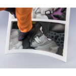 SUPER SAIYAN SON GOKU TRAIL OF BATTLES DRAGON BALL Z FIGURTS ZERO. En Dragon Ball Z, Son Goku representa la búsqueda incesante de la fuerza y el equilibrio frente a enemigos cada vez más poderosos. Esta figura captura la esencia misma de su viaje: batallas icónicas, determinación inquebrantable y su presencia legendaria. El formato dinámico rinde homenaje a su poder perdurable a través de un relato visual de sus combates más memorables. La escena muestra a Goku en forma de Super Saiyan, saltando hacia adelante desde una pared esculpida en relieve con el estilo de un panel de manga. Detrás de él hay tres enemigos inolvidables: Freezer, Cell y Jiren, representados en blanco y negro como recuerdos congelados en su legado. Cada fotograma de la pared marca un hito en la evolución de Goku, lo que confiere a la figura un gran peso narrativo. El diseño es llamativo: Goku irrumpe desde el fondo con el brazo levantado, las piernas flexionadas y una expresión intensa. Su vibrante gi naranja, su pelo dorado con puntas y su mirada feroz están fielmente recreados. El contraste de colores entre Goku y el fondo en escala de grises realza la sensación de movimiento e impacto. Con una altura aproximada de 22 cm, esta pieza de PVC se apoya sobre una base inclinada de estilo cómic. Los detalles esculpidos son nítidos, la pintura es limpia y la pose está perfectamente equilibrada a pesar de su composición llena de acción. Un poderoso homenaje al espíritu luchador de Goku, ideal para cualquier fan de la serie.