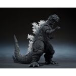 GODZILLA 1954 MOVIE GRAPHIC PLUS SH MONSTER ARTS. Símbolo absoluto del kaijū japonés, Godzilla encarna el miedo, el poder y el legado del cine de ciencia ficción desde 1954. Con esta edición Movie Graphic Plus, Tamashii Nations rinde homenaje al origen del mítico monstruo combinando una figura detallada con una imagen emblemática de la primera película. En su versión de 1954, Godzilla es una fuerza bruta surgida de las profundidades, encarnación de las angustias nucleares de una época. Su aspecto sombrío, macizo y primitivo deja una huella duradera en el imaginario colectivo. Esta figura reproduce fielmente esta primera encarnación. El diseño respeta las proporciones robustas del traje original, con una piel texturizada de forma realista, una cola articulada y placas dorsales blancas que contrastan con el cuerpo negro carbón. El monstruo adopta una postura poderosa, ligeramente encorvada, lista para desatar su ira. A su lado, un panel rígido ilustrado con el cartel de la película de 1954 aporta un toque cinematográfico e histórico. Con una altura aproximada de 15 cm, esta figura está articulada en los brazos, las piernas, la cabeza y la cola, lo que permite variar las poses. La pintura es mate, los relieves están bien definidos y el conjunto rinde homenaje a la estética sobria e inquietante del primer Godzilla. Una pieza de coleccionista discreta y cargada de recuerdos.