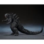 GODZILLA 2014 MOVIE GRAPHIC PLUS SH MONSTER ARTS. En 2014, Godzilla renace en una versión moderna e imponente que relanza la leyenda del Rey de los Monstruos para toda una nueva generación. Esta edición Movie Graphic Plus de Tamashii Nations rinde homenaje a este renacimiento cinematográfico combinando la figura con una imagen promocional inspirada en el cartel de la película. Con su diseño macizo, su complexión reptiliana realista y sus rugidos titánicos, el Godzilla de 2014 simboliza el resurgimiento del kaijū en el panorama hollywoodiense. A la vez fuerza de la naturaleza y protector impredecible, encarna un fascinante equilibrio entre destrucción y majestuosidad. La figura adopta una postura reptante, con la cabeza gacha y la cola flexible extendida hacia atrás. El cuerpo está cubierto de escamas detalladas y oscuras, y las gruesas placas dorsales recuerdan la silueta icónica al tiempo que modernizan sus líneas. La base incluye un panel rígido con el cartel de la película, en el que Godzilla domina una ciudad en llamas, lo que refuerza el impacto dramático de la pieza. Con sus 15 cm de altura, esta figura articulada ofrece una buena amplitud de movimientos gracias a las discretas articulaciones de los brazos, las piernas, la cabeza y la cola. Las texturas son precisas, la pintura realista y el conjunto captura a la perfección la esencia de esta versión más bestial del monstruo de culto.